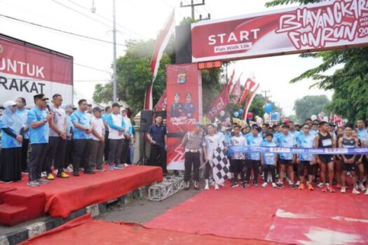 Lepas “Bhayangkara Fun Run 2025”, Wali Kota Metro Ajak Masyarakat Hidup Sehat dengan Berolahraga