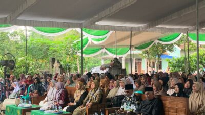 Hadiri Pengajian Akbar, Nunik Ajak Warga Tetap Optimis dan Dorong Pemerintah Daerah Dukung Pelaku UMKM