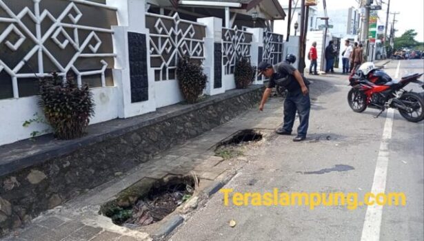 Banyak Trotoar Rusak Parah, Salah Satunya di depan Rumdis Kepala Kejaksaan Negeri Lampung Utara