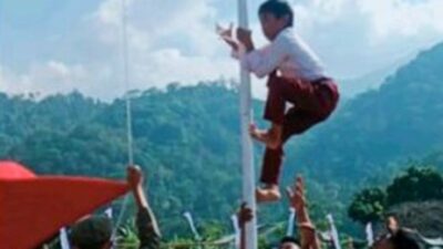 Heroik! Siswa SD di Lampung Panjat Tiang Bendera 12 Meter Demi Merah Putih Tetap Berkibar