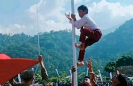 Heroik! Siswa SD di Lampung Panjat Tiang Bendera 12 Meter Demi Merah Putih Tetap Berkibar