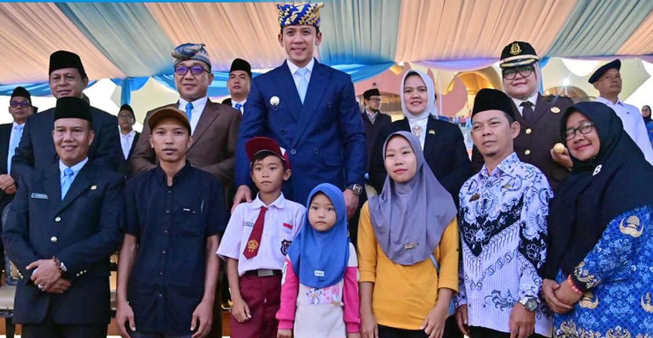 Aksi Heroik Raihan, Bocah SD Penyelamat Merah Putih Dapat Hadiah Istimewa, Bupati Egi Gelontorkan Beasiswa dan Tabungan Pendidikan
