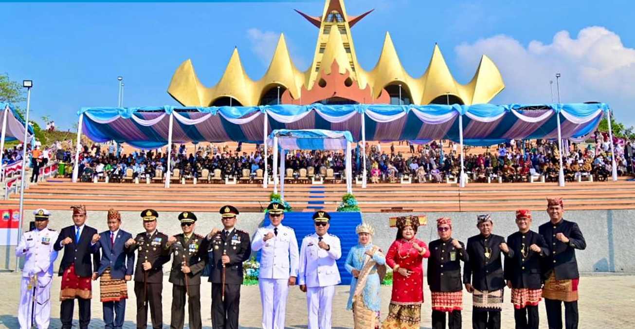 Bupati Egi Pimpin Detik-Detik Proklamasi HUT ke-80 RI di Menara Siger