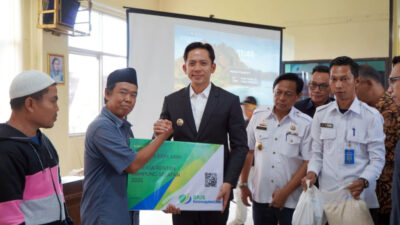 Bupati Egi Serahkan Santunan dan BPJS untuk Pekerja Rentan