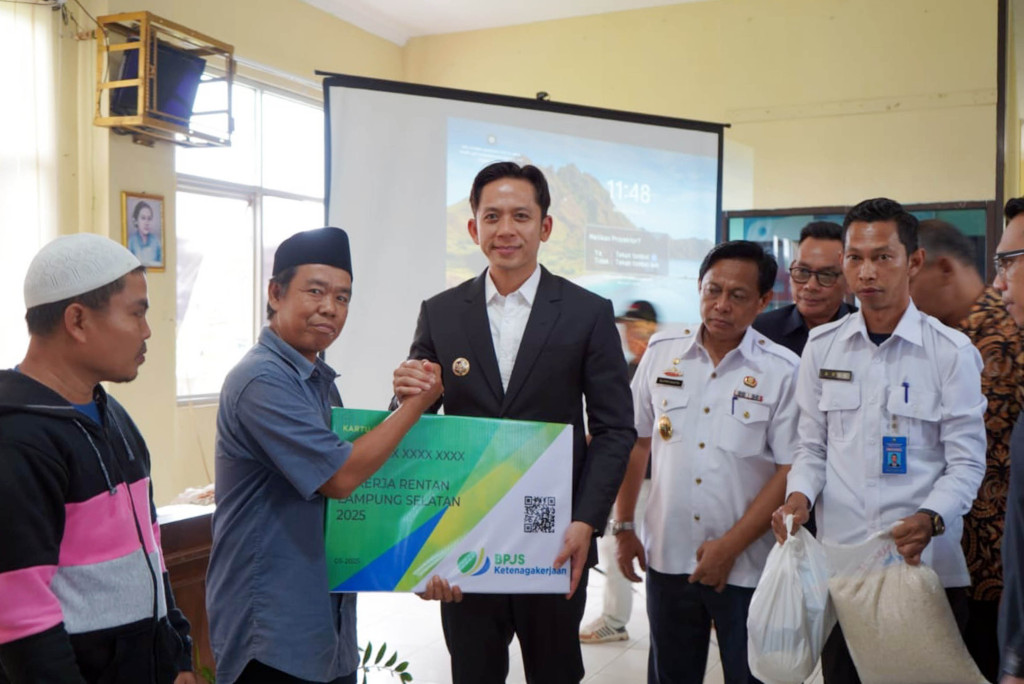 Bupati Egi Serahkan Santunan dan BPJS untuk Pekerja Rentan