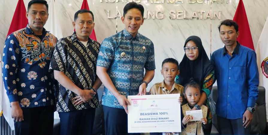 Bupati Egi Wujudkan Beasiswa dan Tabungan Pendidikan untuk Raihan Pahlawan Cilik dari Rajabasa