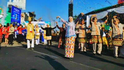 Walikota Eva Dwiana Ikut Menari pada Acara Karnaval Budaya