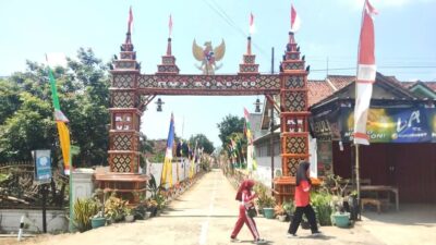 Sambut HUT ke-80 RI, Warga Desa Sidoasri Lampung Selatan “Sulap” Gapura Jadi Ikon Desa yang Ciamik
