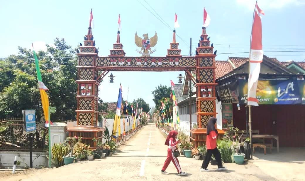 Sambut HUT ke-80 RI, Warga Desa Sidoasri Lampung Selatan “Sulap” Gapura Jadi Ikon Desa yang Ciamik