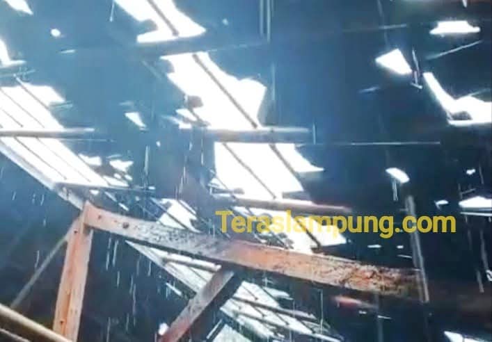 Kecamatan Sungkai Barat Dilanda Angin Kencang, Belasan Rumah Rusak