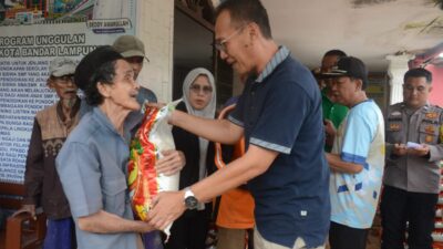 Pemkot Bandarlampung Serahkan Bantuan Beras untuk Korban Banjir di Kecamatan Telubetung Timur