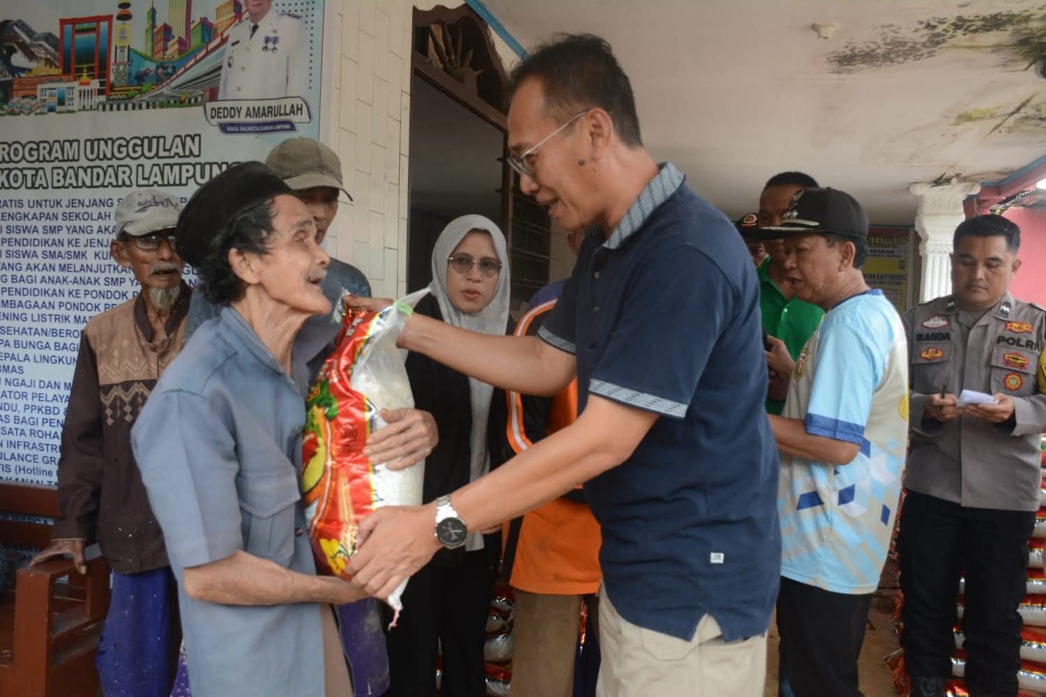 Pemkot Bandarlampung Serahkan Bantuan Beras untuk Korban Banjir di Kecamatan Telubetung Timur