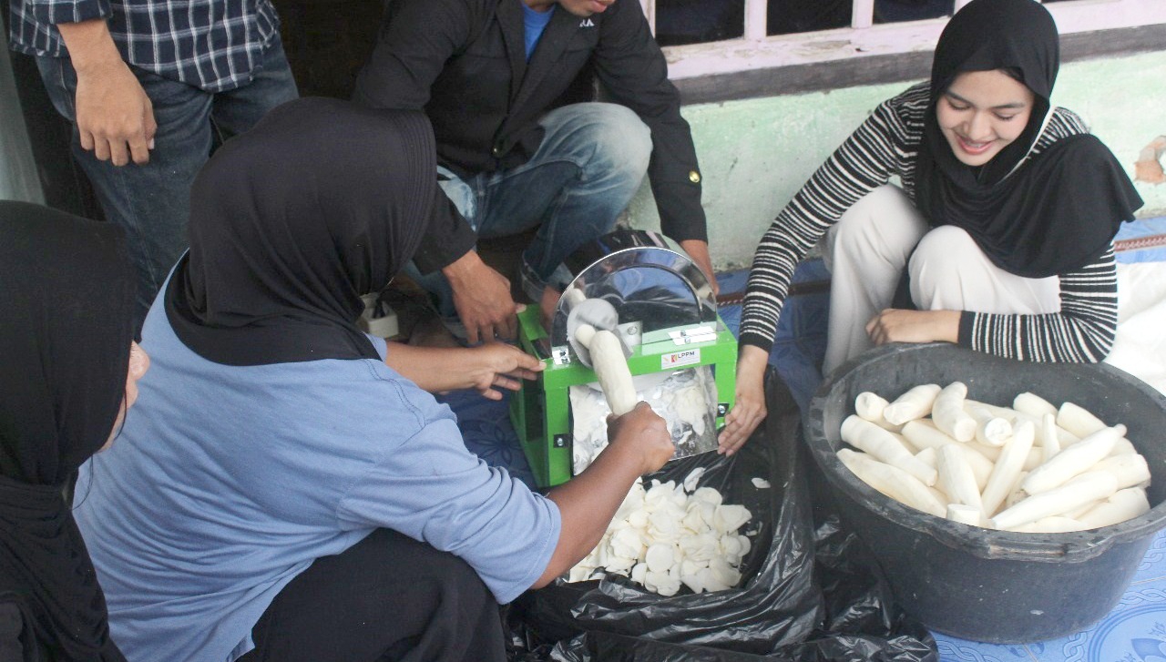 Inovasi Mahasiswa KKN ITERA: Olah Singkong Jadi Tepung Mocaf, Membuka Peluang Usaha Baru Masyarakat Desa Mekar Karya