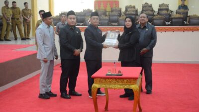 Walikota Eva Dwiana Hadiri Rapat Paripurna Penetapan Peraturan Daerah RPJMD dan Tanda Tangani KUAS dan PPAS APBD