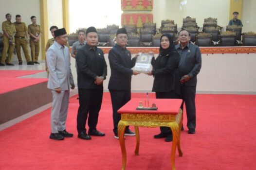 Walikota Eva Dwiana Hadiri Rapat Paripurna Penetapan Peraturan Daerah RPJMD dan Tanda Tangani KUAS dan PPAS APBD