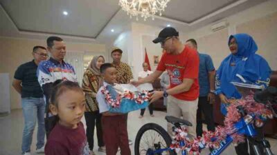 Setelah Aksinya Memanjat Tiang Bendera pada Upacara HUT ke-80 RI Viral, Bocah SD Ini Dapat Hadiah dari Gubernur Lampung