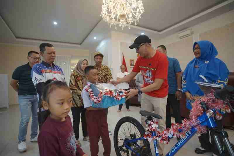 Setelah Aksinya Memanjat Tiang Bendera pada Upacara HUT ke-80 RI Viral, Bocah SD Ini Dapat Hadiah dari Gubernur Lampung