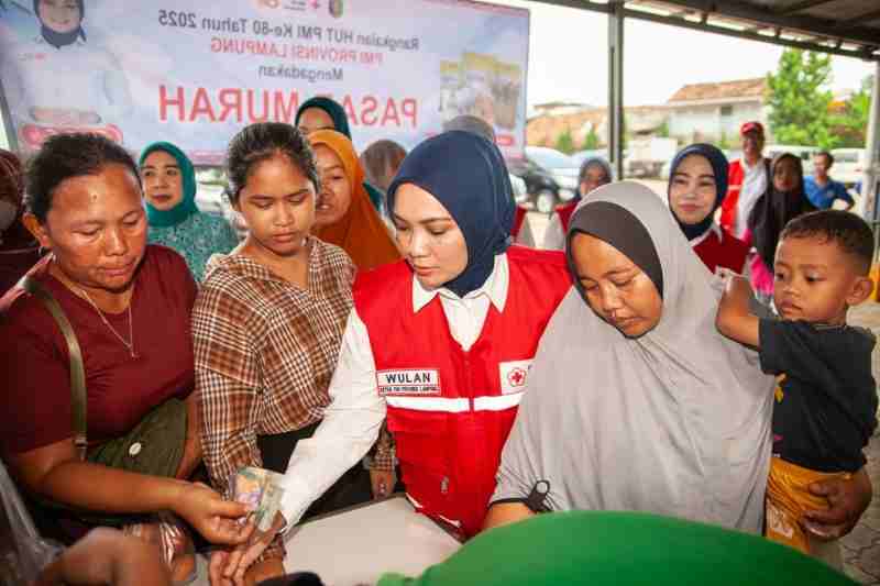 Harga Terjangkau, Warga Antusias Sambut Pasar Murah PMI Lampung di Pesawahan