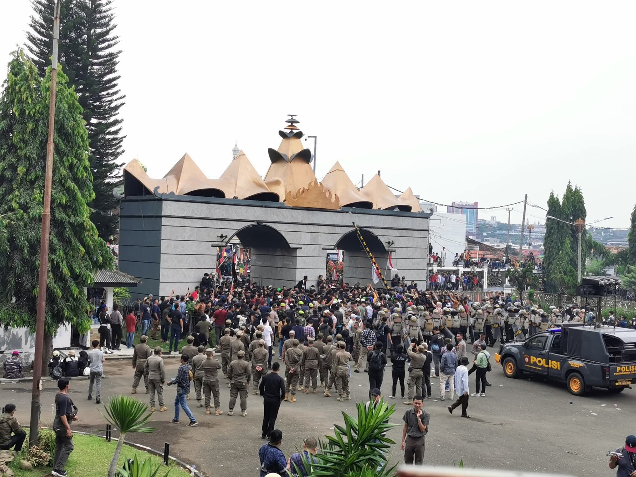 Sampaikan 10 Tuntutan, Ribuan Massa Demo DPRD Lampung