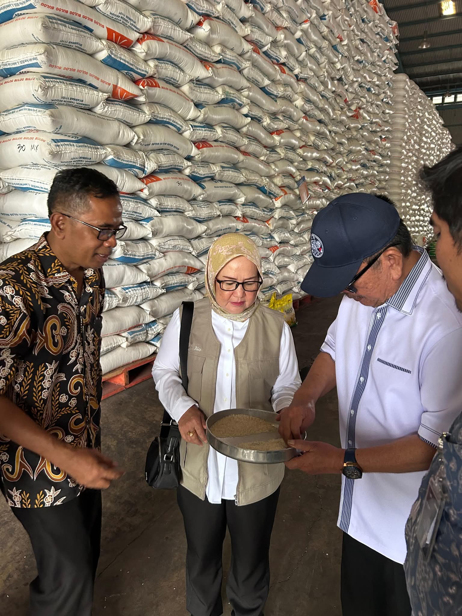 Anggota Komisi IV DPR RI Temukan Beras Berkutu di Gudang Bulog