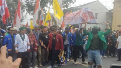 Tiba di DPRD, Ribuan Massa Aksi Aliansi Lampung Melawan Bawa Replika Keranda Jenazah