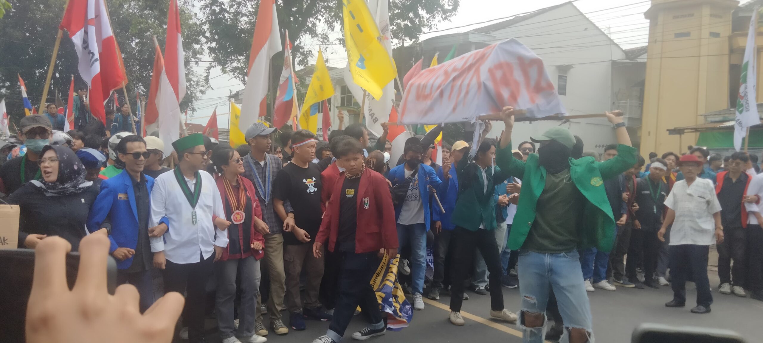 Tiba di DPRD, Ribuan Massa Aksi Aliansi Lampung Melawan Bawa Replika Keranda Jenazah