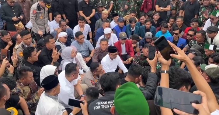 Demo di Lampung, Gubernur Mirza – Kapolda – Pangdam Temui Masa Aksi dan Duduk Bersila Bareng di Aspal