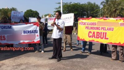 Diduga Lindungi Pelaku Rudapaksa, Puluhan Warga Desak Pencopotan Kepala Desa