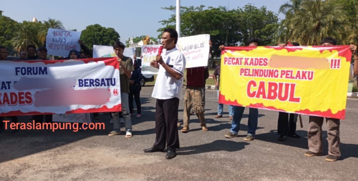 Diduga Lindungi Pelaku Rudapaksa, Puluhan Warga Desak Pencopotan Kepala Desa