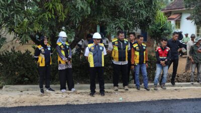Bupati Lampung Tengah Tinjau Perbaikan Ruas Jalan di Komering Putih