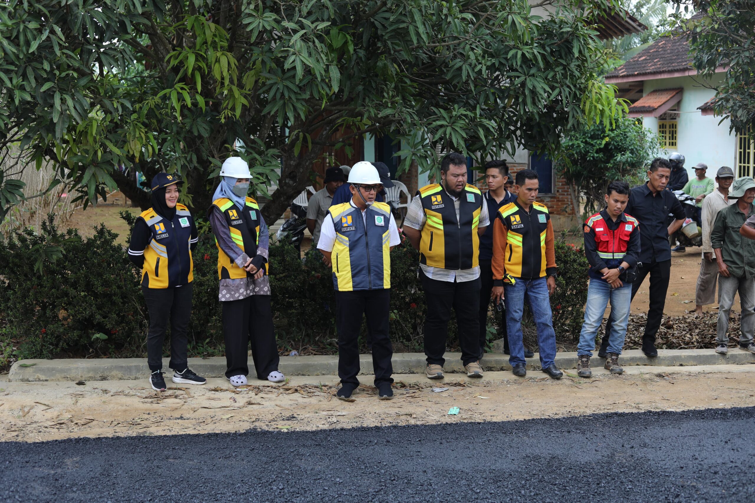 Bupati Lampung Tengah Tinjau Perbaikan Ruas Jalan di Komering Putih