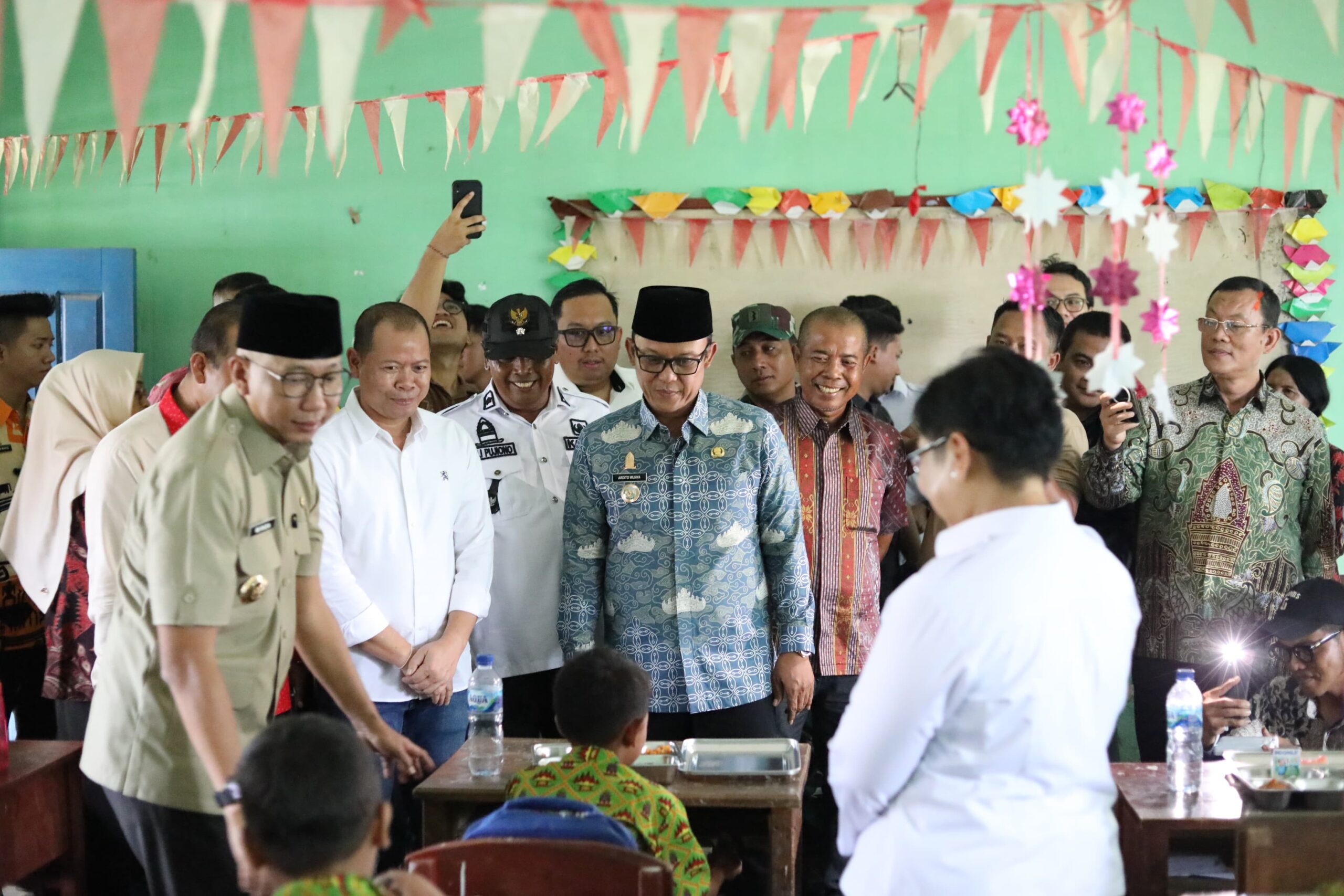 Bupati Lampung Tengah Dampingi Gubernur Lampung Peluncuran Dapur Makan Gratis di Rama Dewa