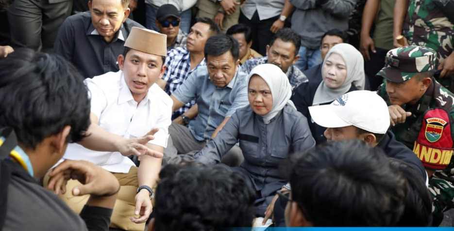 Duduk di Aspal, Bupati Egi Serap Aspirasi Rakyat dengan Hati