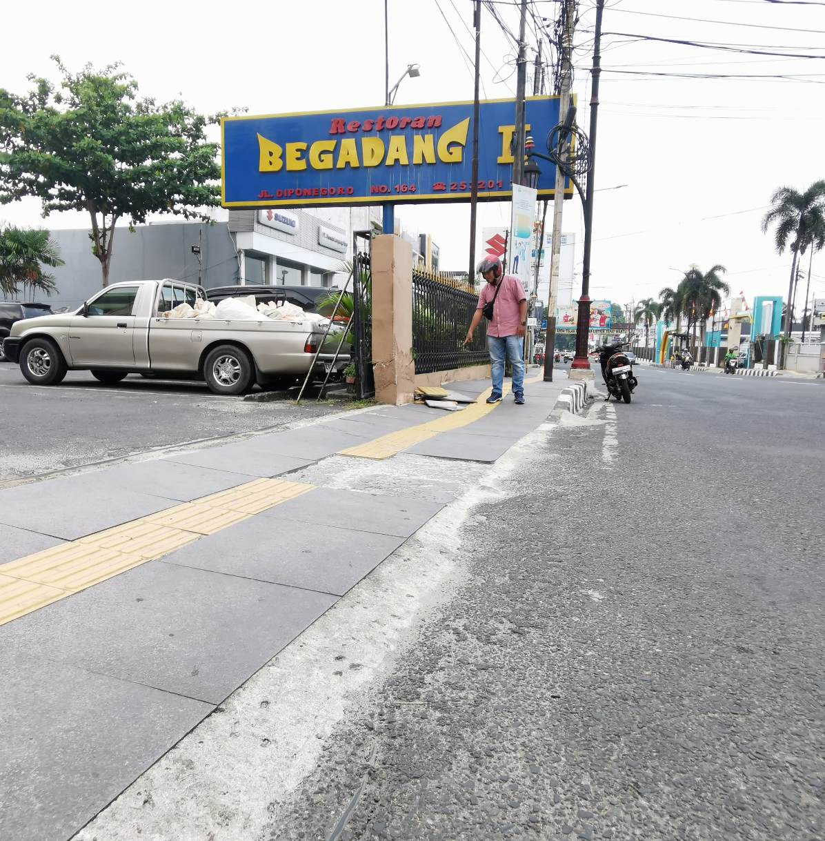 Trotoar yang Baru Dibangun di Jalan Pangeran Diponegoro Kota Bandarlampung Ubinnya Sudah ada yang Hancur