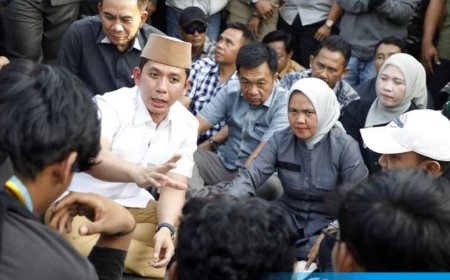 Duduk di Aspal, Bupati Egi Serap Aspirasi Rakyat dengan Hati