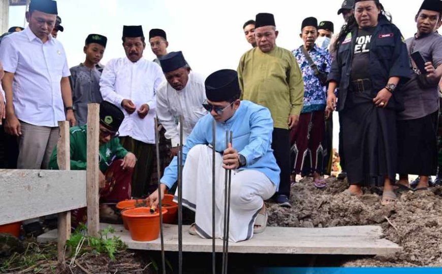 Letakkan Batu Pertama Gedung Thoriqoh di Palas, Bupati Egi Tegaskan Dukungan Penuh untuk Pesantren