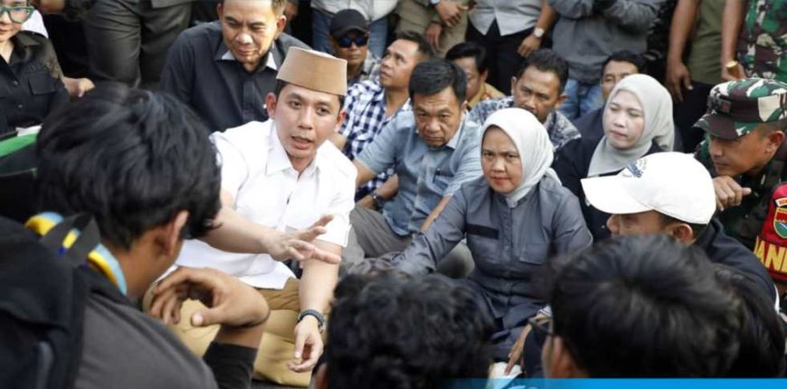 Duduk di Aspal, Bupati Egi Serap Aspirasi Rakyat dengan Hati
