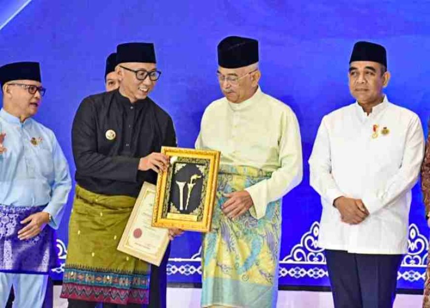 Gubernur Mirza Terima Anugerah Tun Perak dari DMDI yang Diikuti oleh 18 Negara