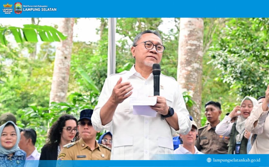 3.000 Bibit Kopi-Kakao Dibagikan, Menko Zulkifli Hasan Minta Petani Jaga Gunung Rajabasa: “Hutan Lindung Tidak Boleh Diapa-apakan”