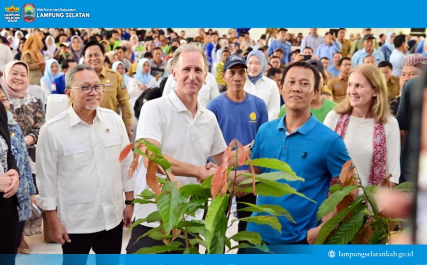 Dorong Smart Agroforestry, Menko Zulkifli Hasan Gelontorkan 7.000 Bibit Kopi-Kakao untuk Petani Lampung Selatan