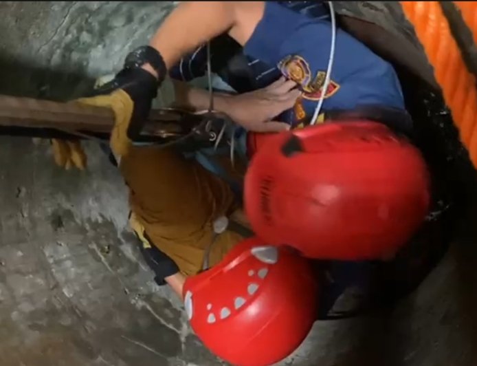 Damkar Kota Bandarlampung Berhasil Evakuasi Warga yang Masuk ke Sumur