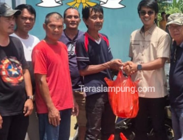 Ringankan Beban Korban Banjir, Ketua DPRD Lampung Utara Bagikan Paket Nasi Siap Santap