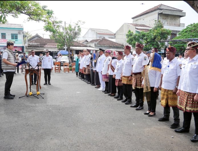 Lantik Pejabat Lamsel di Tengah Pasar, Ini Pesan Bupati Egi 
