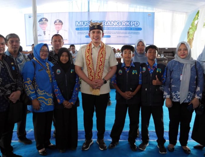 Berani Sampaikan Aspirasi di Musrenbang, Tiga Siswa SMPN Satap 2 Kalianda Dapat Tabungan Pendidikan dari Bupati Egi