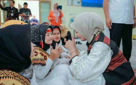 Wagub Jihan Serahkan Seratusan Paket Sembako kepada para Siswa Difabel SLBN PKK Provinsi Lampung