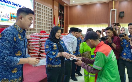 Pemkot Bandarlampung dan Baznas Serahkan Bingkisan kepada 430 P3K Paro Waktu DLH