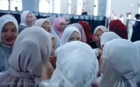 Wali Kota Eva Diana Shalat Ied di Masjid Al Furqon