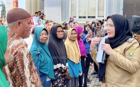 Wali Kota Eva Dwiana Salurkan Sembako dalam Bakti Sosial di Vihara Buddha Bhaisajyaguru