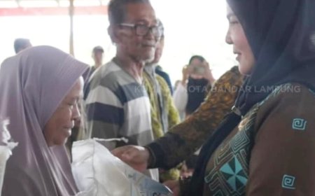 Pemkot Bandarlampung Salurkan Bantuan Beras Ramadan di Teluk Betung Barat