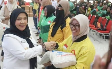 Pemkot Bandarlampung Bagikan Bantuan Beras untuk Pengemudi Ojol saat Ramadan